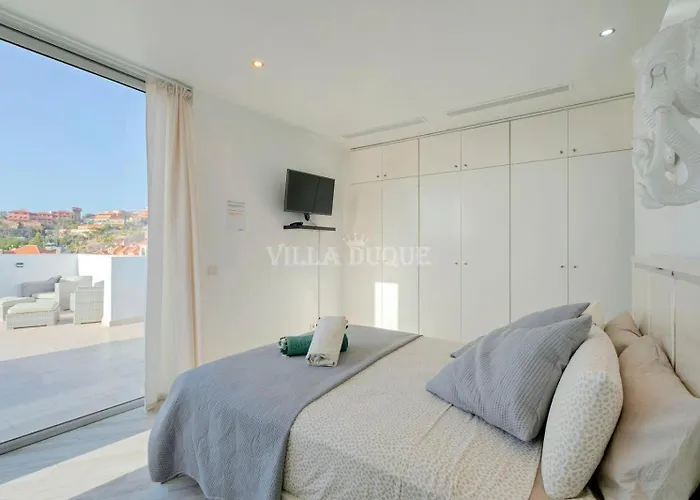 El Duque Modern With Pool 阿德耶