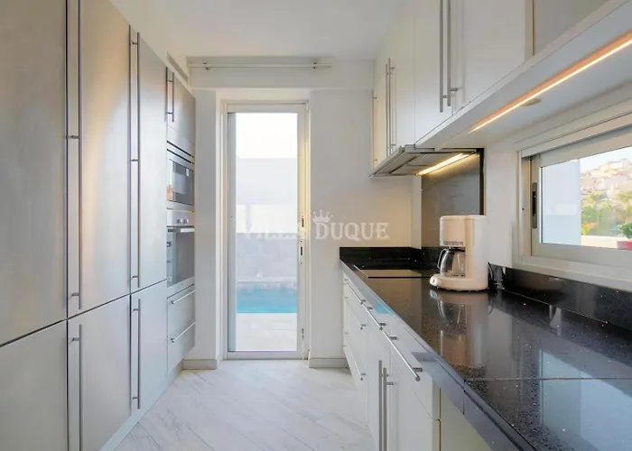 El Duque Modern With Pool * 阿德耶