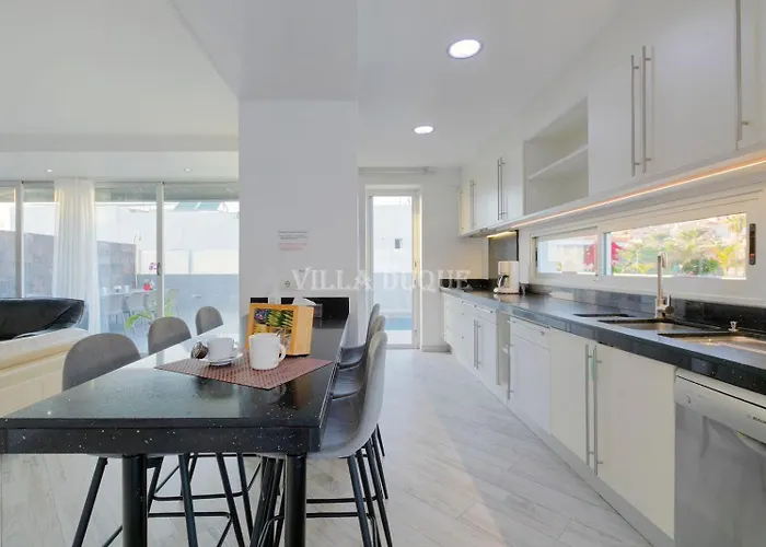 ヴィラ El Duque Modern With Pool