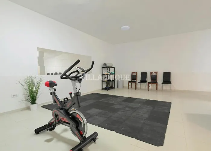 ヴィラ El Duque Modern With Pool